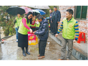2016晶亮公司前往五華縣新一村關(guān)愛(ài)五保戶(hù)